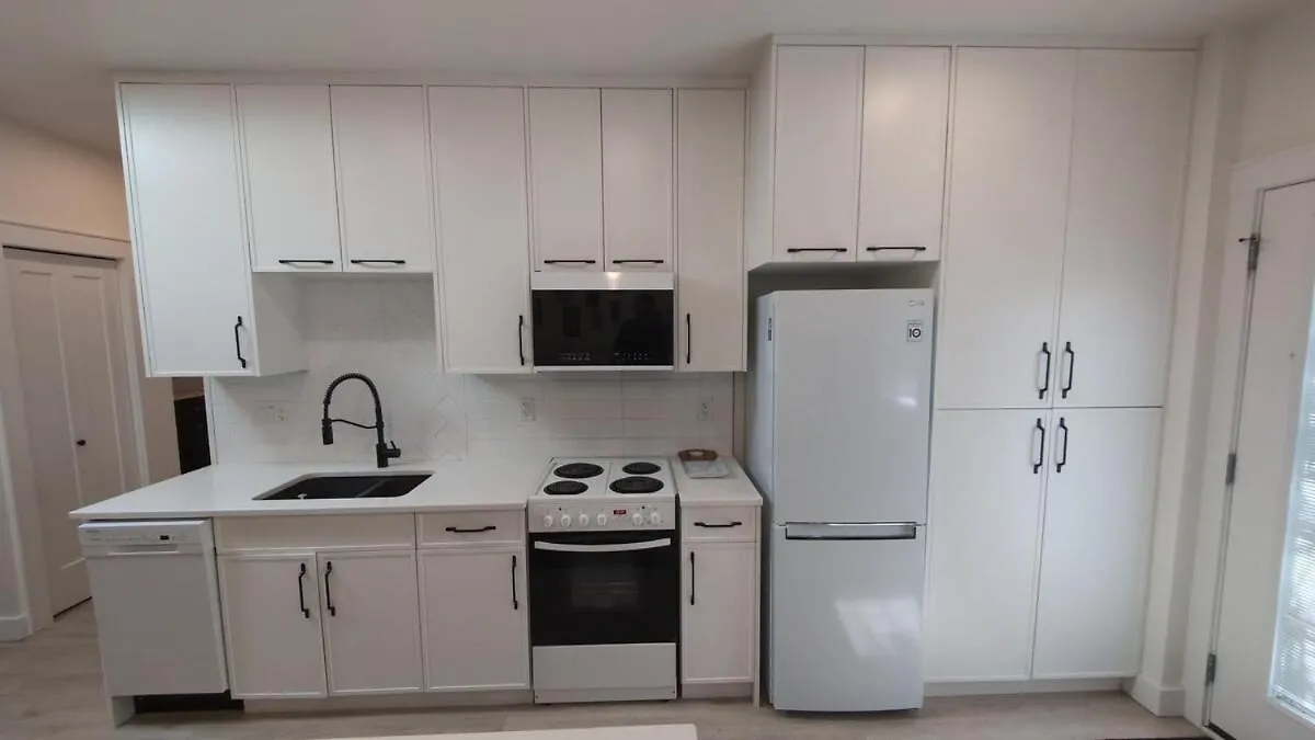 Adorable 2 Bedroom Garden Suite Βικτώρια Σπίτι διακοπών