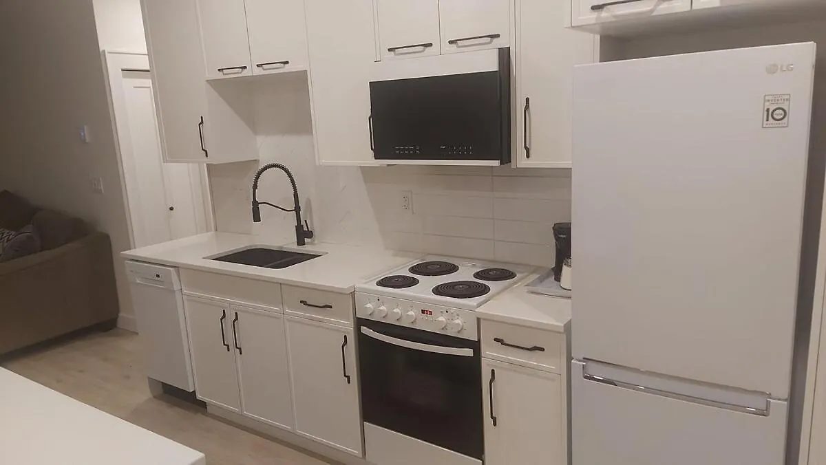 Adorable 2 Bedroom Garden Suite Βικτώρια 0*,  Καναδάς