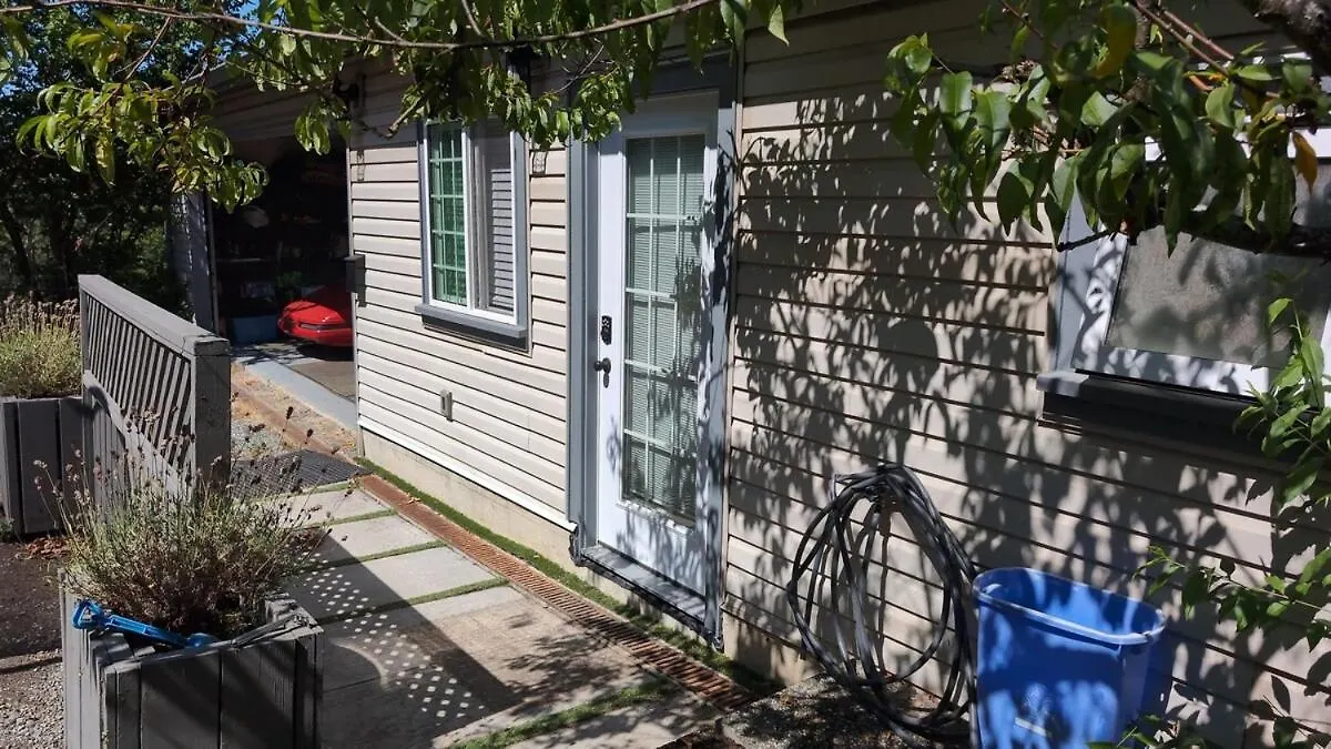 Σπίτι διακοπών Adorable 2 Bedroom Garden Suite Βικτώρια